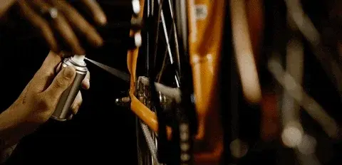 Drehende Fahrradkette, die eingesprüht wird